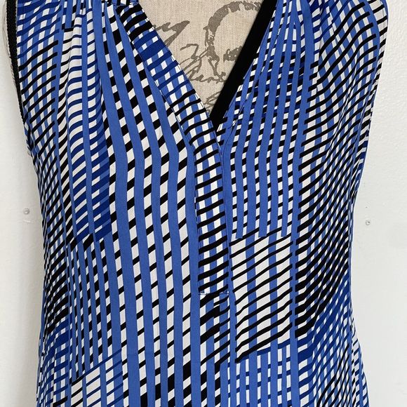 Banana Republic Womens Blouse Size XS Sleeveless Top V Neckline Blue White Print - Picture 7 of 12